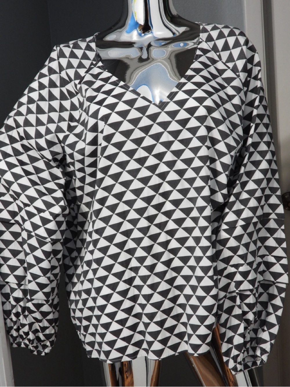 Worthington Black and White Geometric V-Neck Tunic